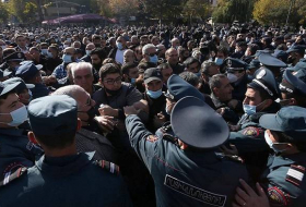 Довоевались: граждане Армении просят помощи у Москвы, а военным нечем платить