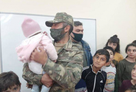 Раненный в боях азербайджанский военнослужащий оказал помощь детскому приюту сразу после выписки из больницы - ФОТО