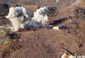 Армянские военные взорвали здание военной части, покидая Кяльбаджар - ВИДЕО