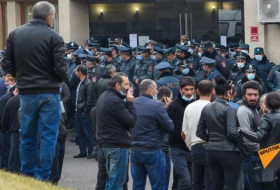 Родители солдат окружили здание правительства Армении: «Вывезите наших детей из Карабаха!»