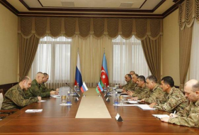 Министр обороны Азербайджана встретился с командующим миротворческими силами России в Карабахе