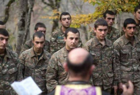 Страх смерти на лицах армянских солдат, «благословляемых» священником на битву - ФОТО