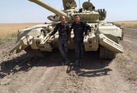 Боевые товарищи написали имя шехида на танке, которым он управлял - ВИДЕО