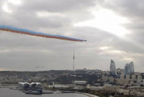 Флаг Азербайджана в небе над Баку - ВИДЕО