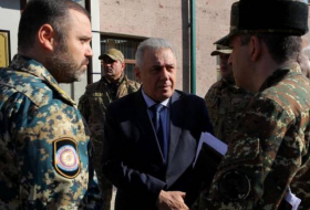Министр обороны Армении вылетел в Москву