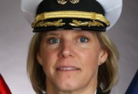 Командиром авианосца ВМС США впервые стала женщина