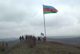 На одной из горных вершин Джалилабада установлен флаг Азербайджана - ВИДЕО
