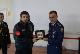 Сельджук Байрактар вручил сертификаты азербайджанским военнослужащим – ВИДЕО