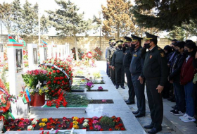 Азербайджанские военнослужащие почтили память Национального героя Мурада Мирзоева - ФОТО