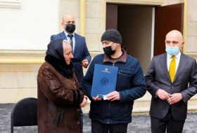 Мать Полада Гашимова приняла участие в церемонии предоставления квартир семьям шехидов и инвалидов войны