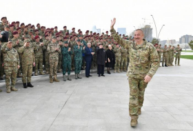 Ильхам Алиев встретился с награжденными военнослужащими - ФОТО