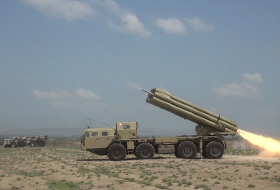 Проводятся тактические учения ракетно-артиллерийских батарей с боевой стрельбой - ВИДЕО