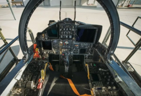 Летчица рассказала о назначении приборов и кнопок в кабине F-15 - ВИДЕО  