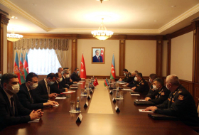 Министр обороны Азербайджана встретился с делегацией, представляющей ВПК Турции