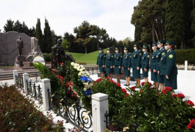 Женщины-военнослужащие ГПС посетили могилу академика Зарифы Алиевой - ФОТО