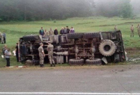 В Армении пьяный водитель-военнослужащий опрокинул грузовик с солдатами
