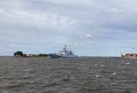 Фрегаты из Индии и Пакистана прибыли в Петербург на парад ВМФ РФ