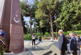 Делегация правящей партии Турции посетила Аллею почетного захоронения и Аллею шехидов - ФОТО