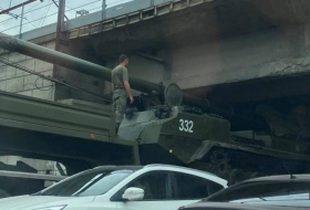 Мощная самоходная пушка застряла под мостом в России - ФОТО