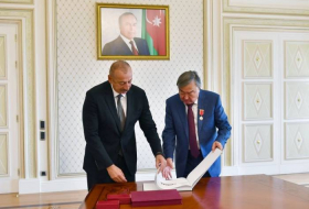 Ильхам Алиев подарил Олжасу Сулейменову книгу под названием «Карабах до и после оккупации»
