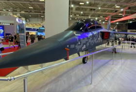 Однодвигательный учебно-боевой самолет Hürjet на выставке IDEF’21