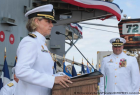 В США впервые командиром атомного авианосца стала женщина