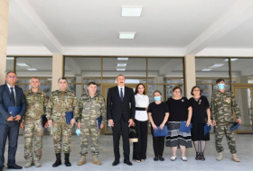 Ильхам Алиев и Мехрибан Алиева приняли участие в церемонии вручения квартир семьям шехидов и героям Отечественной войны - Обновлено