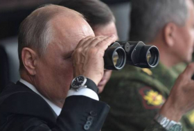 Песков рассказал, почему Путин не носит военную форму