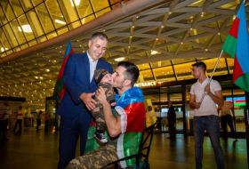 Очередная группа азербайджанских военнослужащих вернулась на родину после лечения в Турции