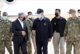 Глава Минобороны Турции прибыл на границу с Сирией