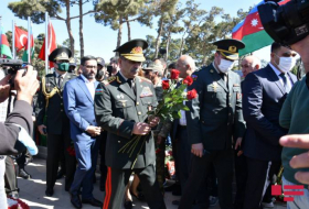 Руководство Минобороны Азербайджана посетило вторую Аллею почетного захоронения и Вторую Аллею шехидов- Фото