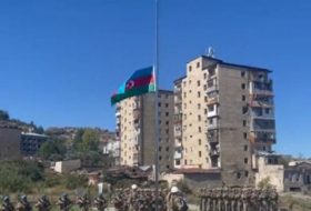 Генерал-майор Маис Бархударов поднял флаг Азербайджана на площади Флага в Шуше