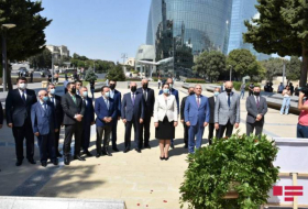 Представители политических партий Азербайджана посетили Мемориал турецким воинам в Баку - Фото