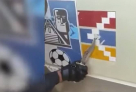 Азербайджанский полицейский штык-ножом соскреб изображение флага сепаратистов - Видео