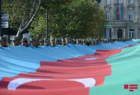 В Баку проходит шествие по случаю Дня Победы - Фото