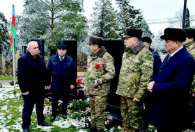 Министр обороны Азербайджана встретился с семьями шехидов в Гусарском районе - Фото/Видео