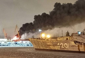 В России сгорел строящийся военный корабль - Видео