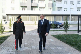 Ильхам Алиев ознакомился с квартирами для семей шехидов и военнослужащих в Говсанском и Ясамальском жилых комплексах - Фото