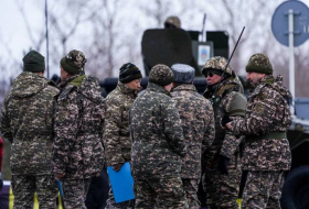 Президент Казахстана посмертно наградил 16 военных и полицейских за отвагу