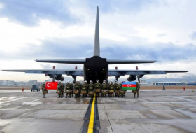 Азербайджанские военнослужащие прошли парашютную подготовку в Турции
