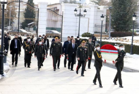 Министр обороны Азербайджана посетил памятник общенациональному лидеру в Анкаре