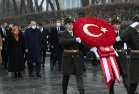 Эрдоган возложил венок к могиле Неизвестного солдата в Киеве
