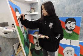 Юная художница, рисующая портеры шехидов