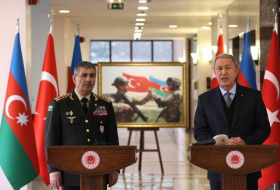 Министры обороны Азербайджана и Турции обсудили региональную безопасность