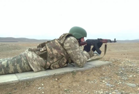 Азербайджанские курсанты выполняют боевые стрельбы - Видео