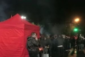 Оппозиция проводит вторую ночь на площади в центре Еревана