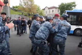 В Ереване начались столкновения между оппозиционерами и полицией