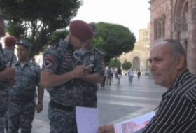 В Армении отец погибшего в небоевых условиях солдата объявил голодовку