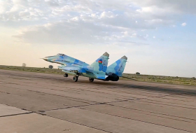 Боевые самолеты и вертолеты Азербайджанской армии проводят учебно-тренировочные полеты - Видео