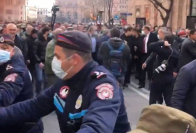 В Армении родные уничтоженных солдат проводят акцию протеста - Видео